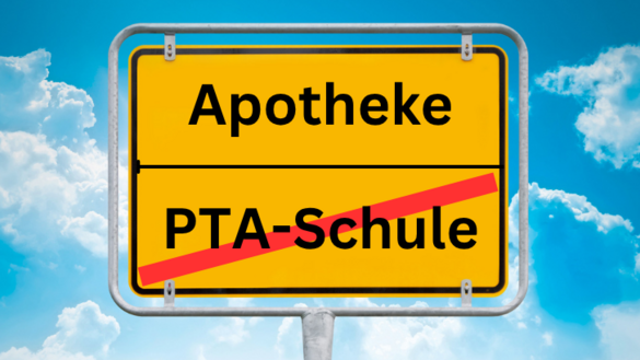 Gelbes Ortsschild, unten schwarze Schrift "PTA-Schule" rot durchgestrichen, oben "Apotheke"